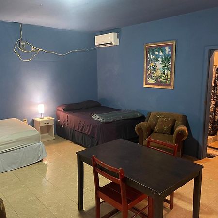 Airport Inn Roatan Екстериор снимка