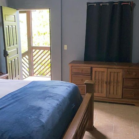 Airport Inn Roatan Екстериор снимка
