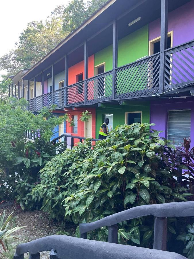 Airport Inn Roatan Екстериор снимка
