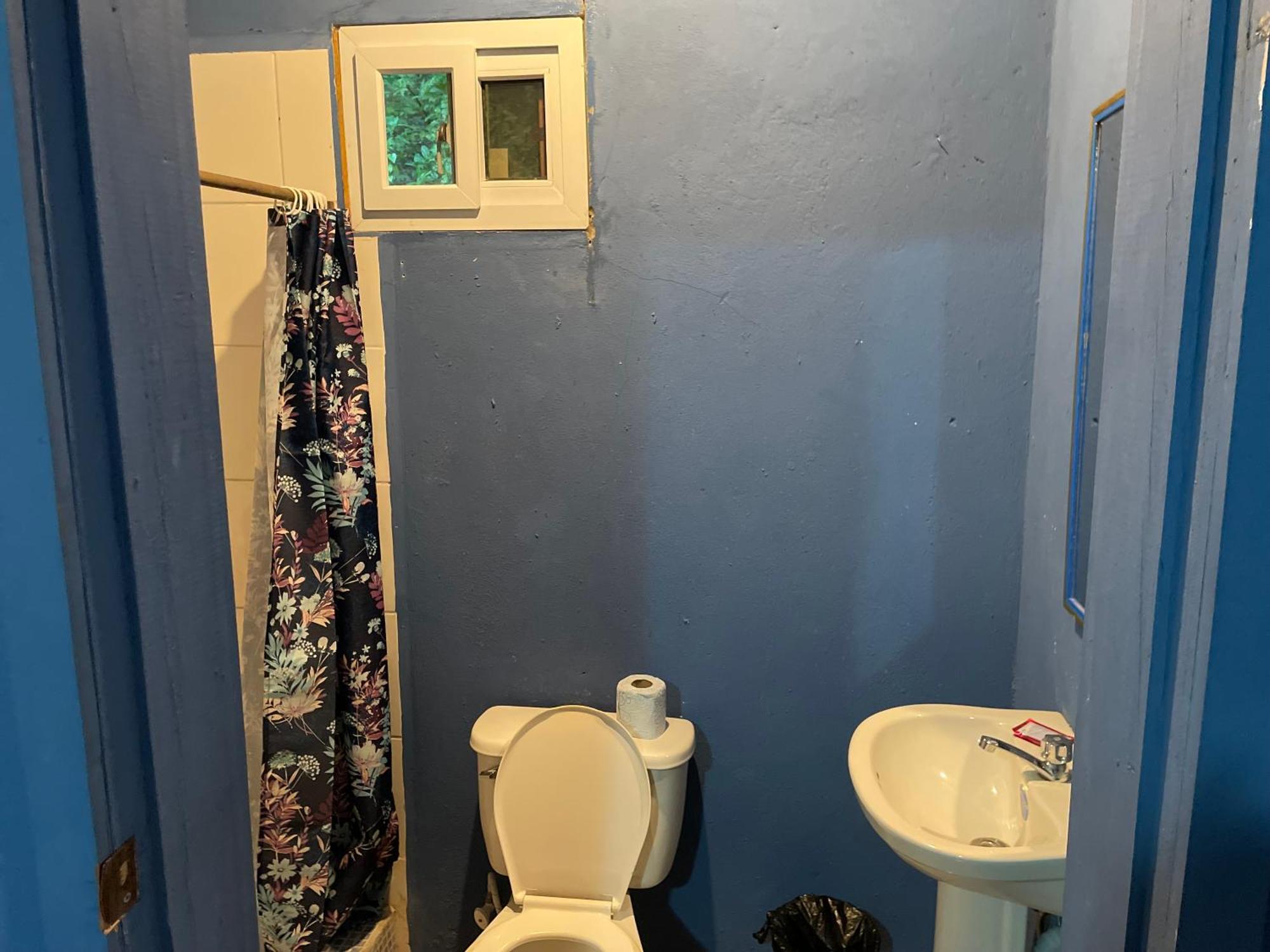 Airport Inn Roatan Екстериор снимка