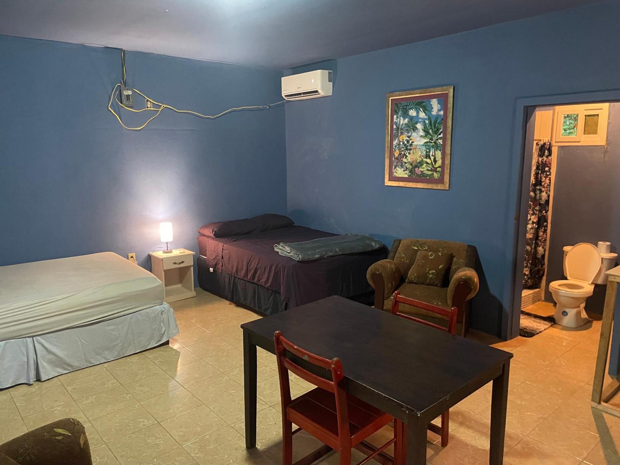 Airport Inn Roatan Екстериор снимка