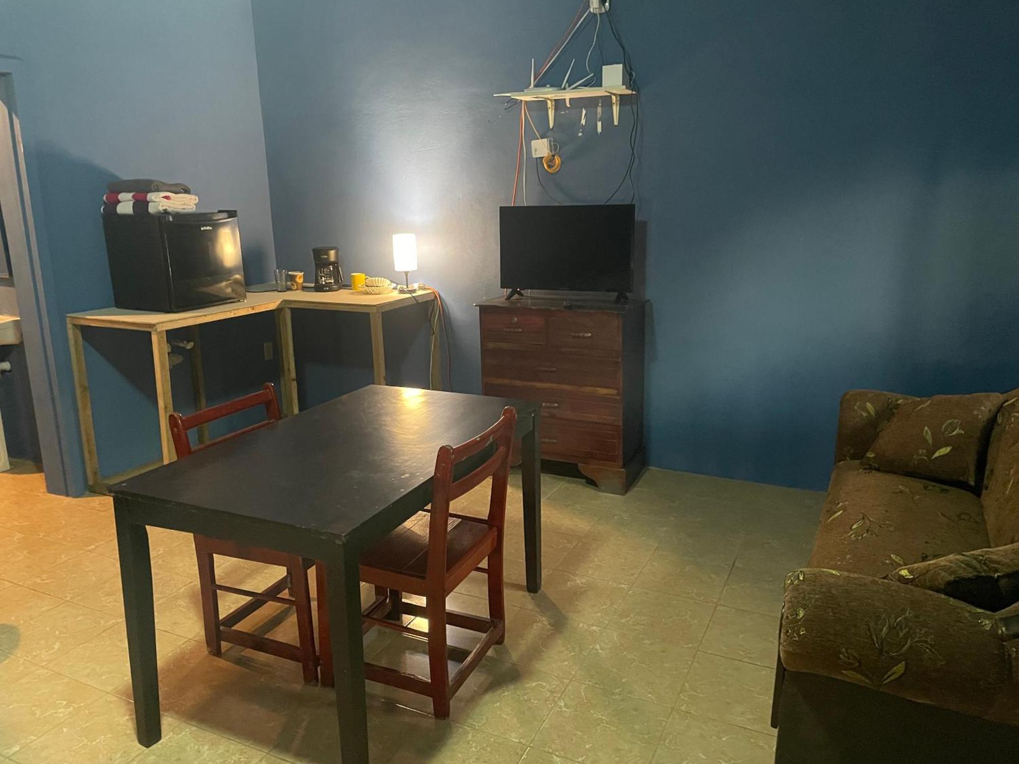 Airport Inn Roatan Екстериор снимка