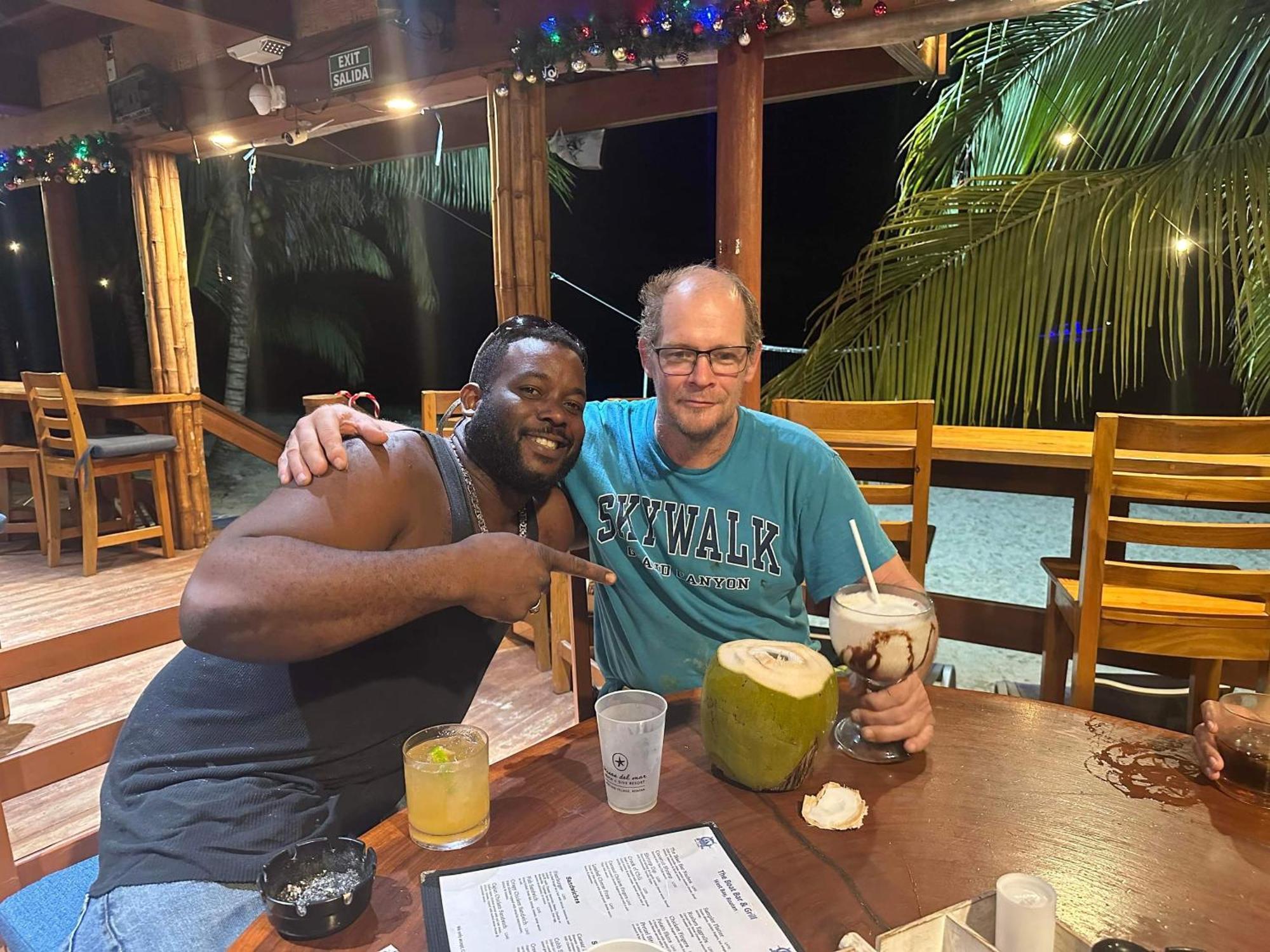 Airport Inn Roatan Екстериор снимка