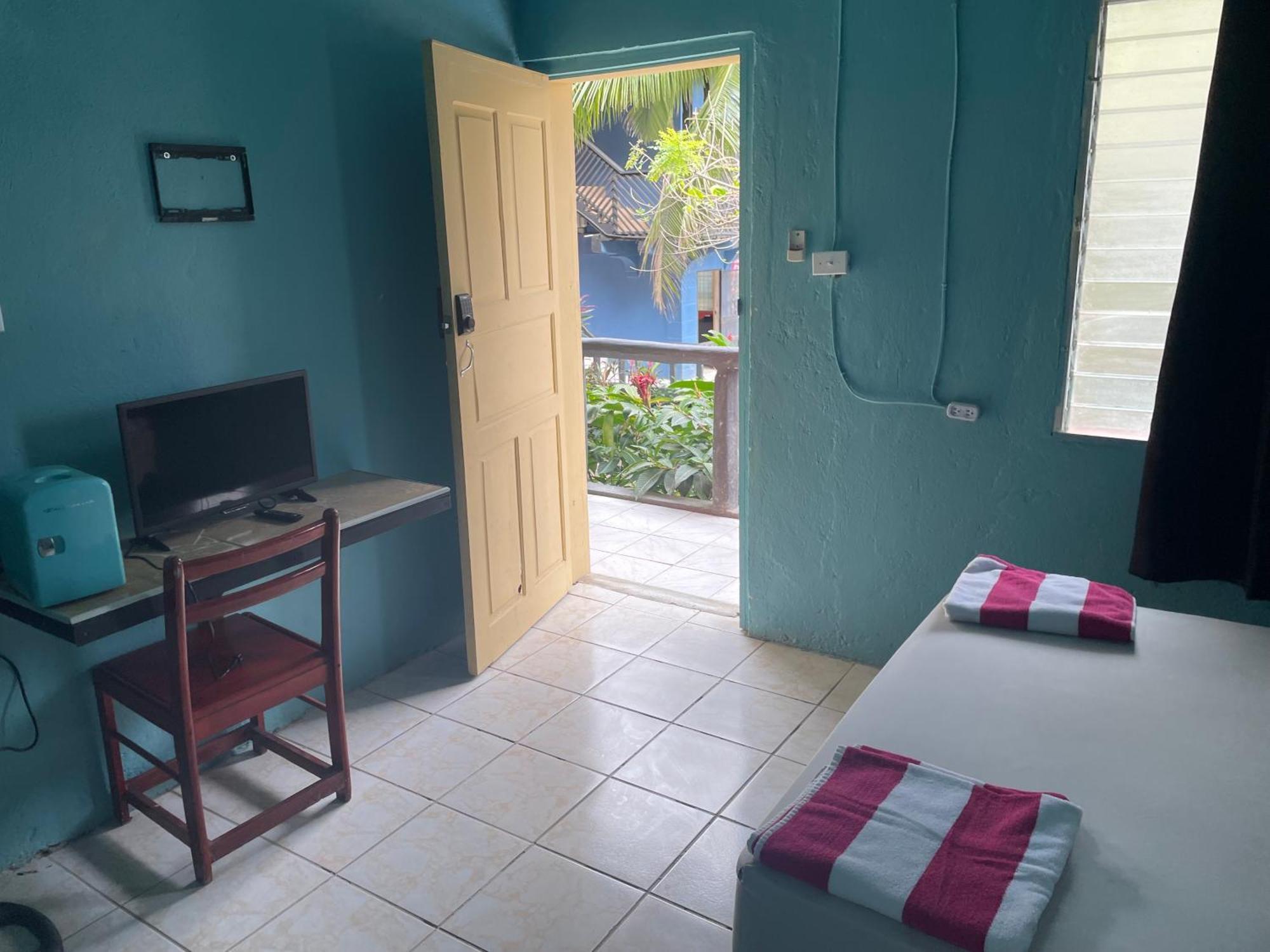 Airport Inn Roatan Екстериор снимка