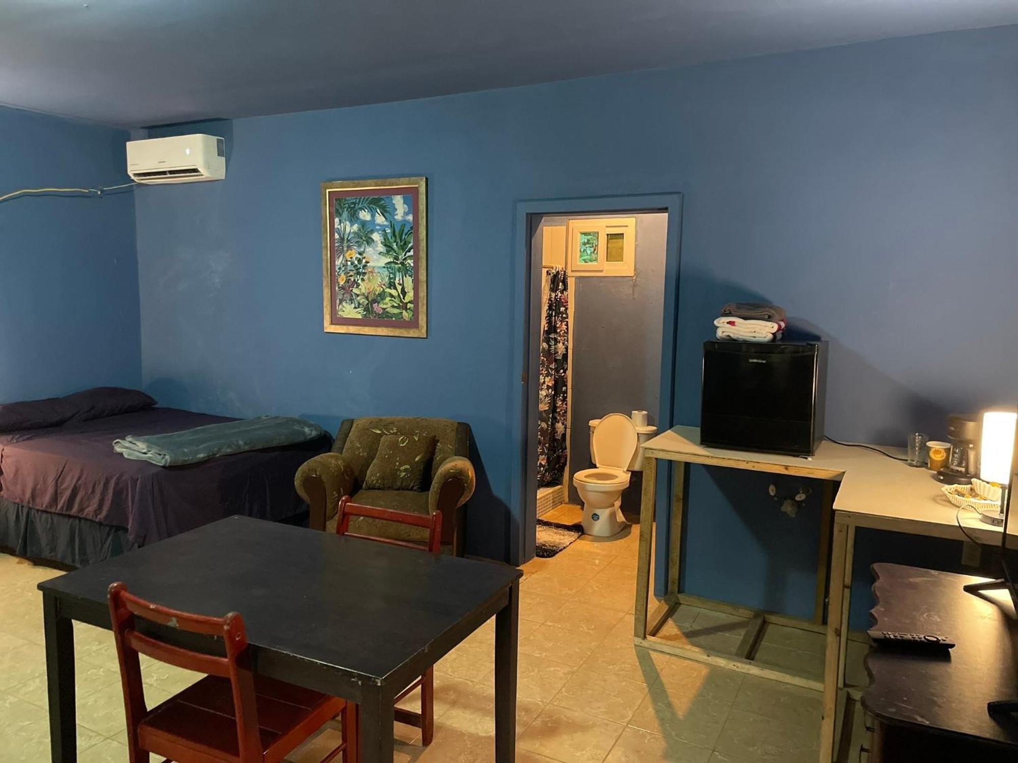 Airport Inn Roatan Екстериор снимка
