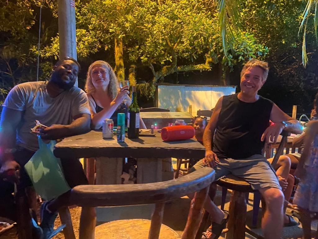 Airport Inn Roatan Екстериор снимка