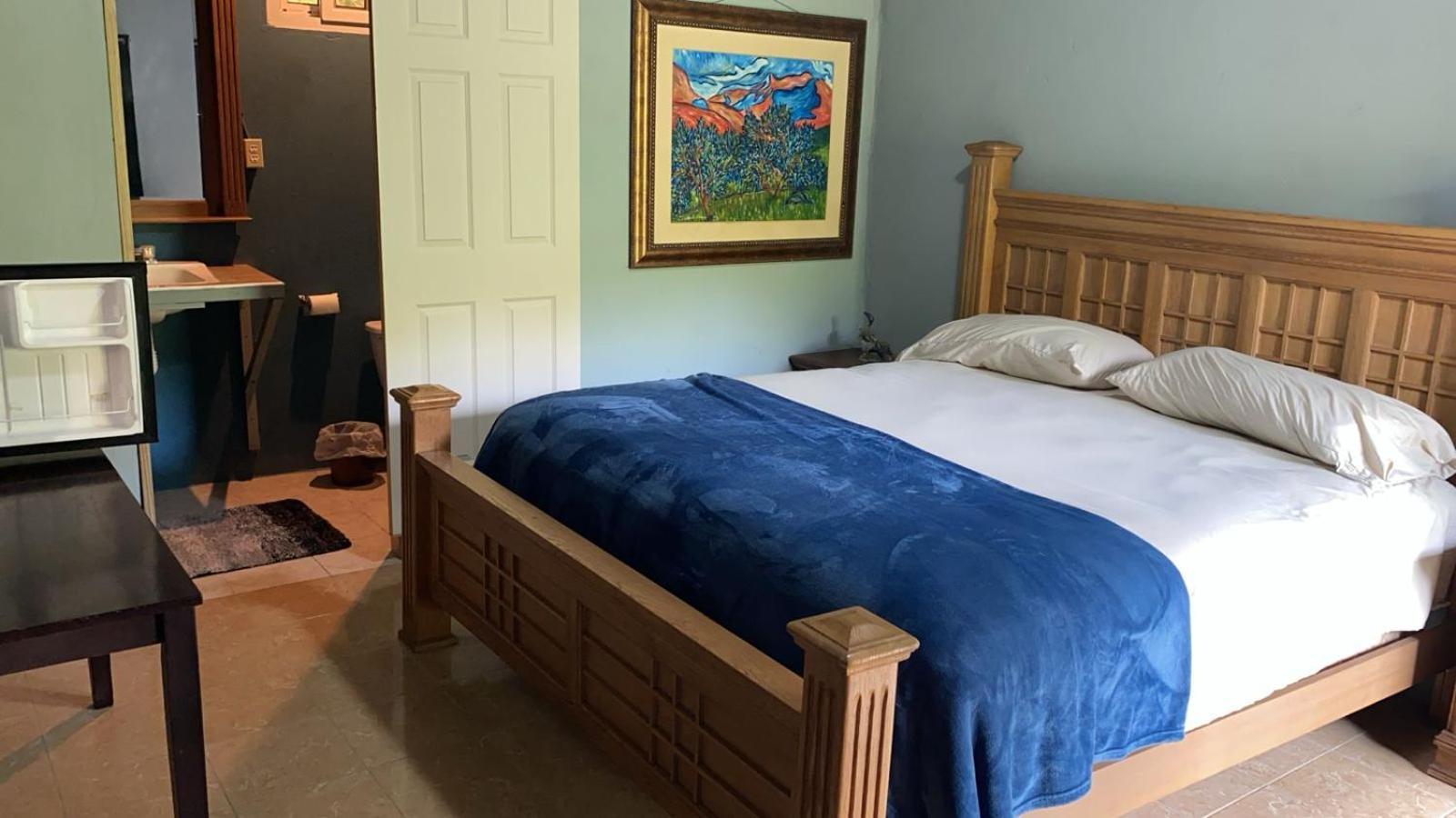 Airport Inn Roatan Екстериор снимка