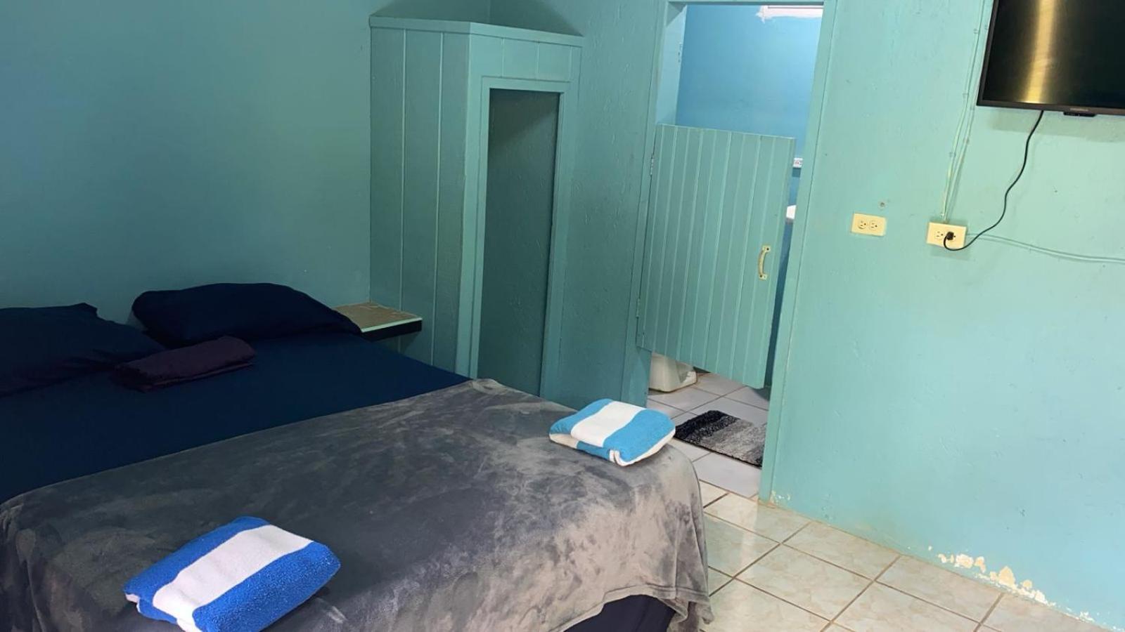 Airport Inn Roatan Екстериор снимка