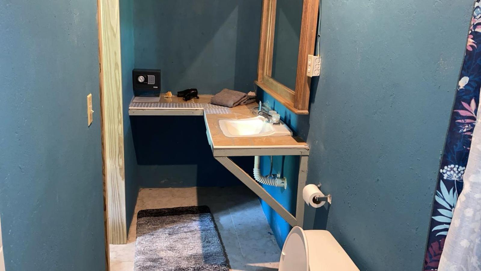 Airport Inn Roatan Екстериор снимка