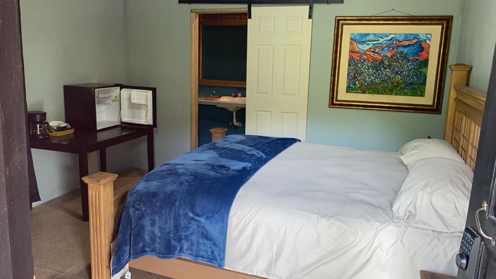 Airport Inn Roatan Екстериор снимка
