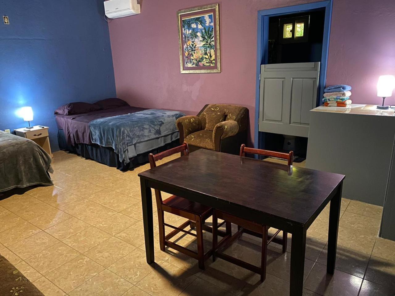 Airport Inn Roatan Екстериор снимка
