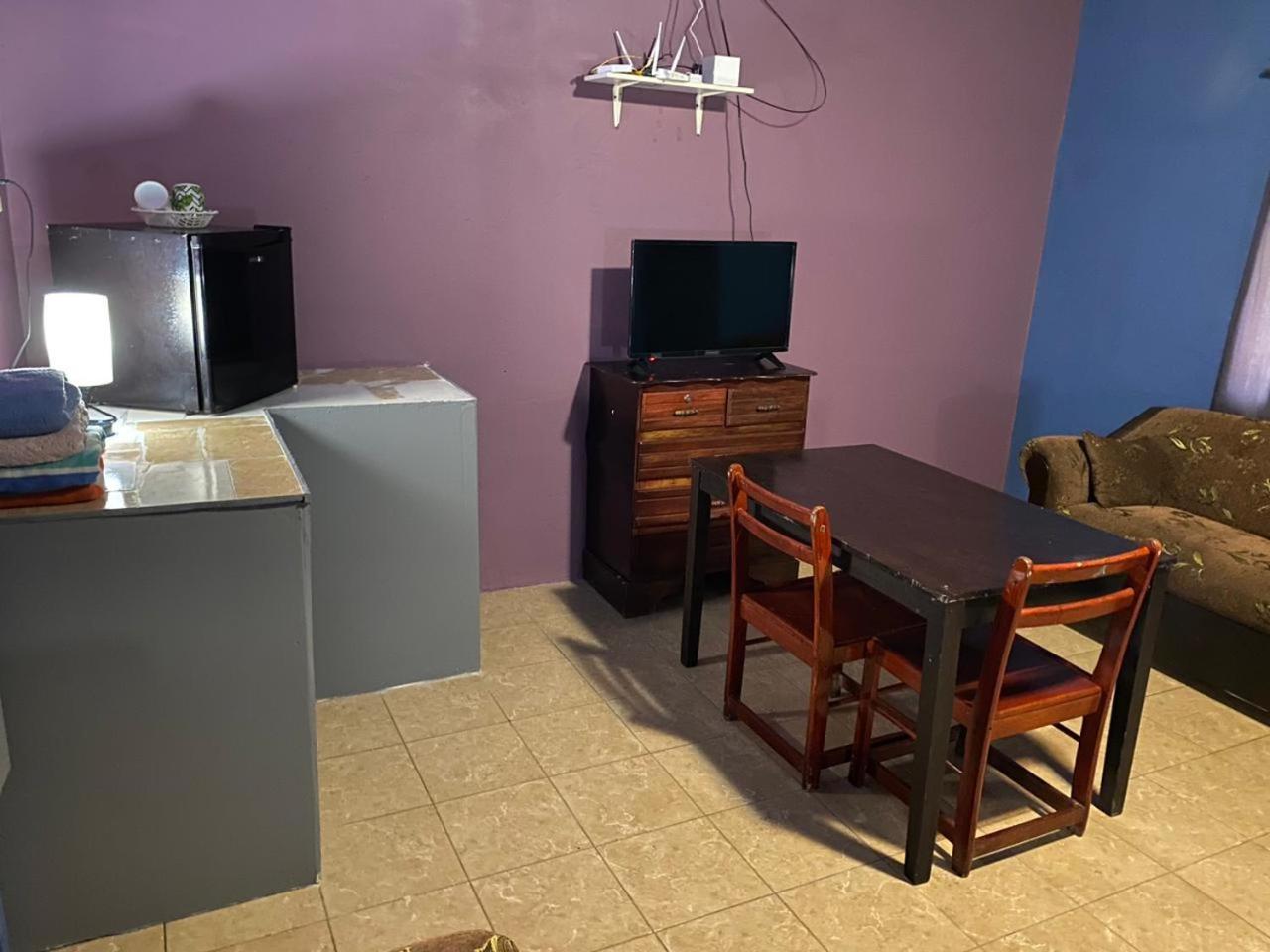 Airport Inn Roatan Екстериор снимка
