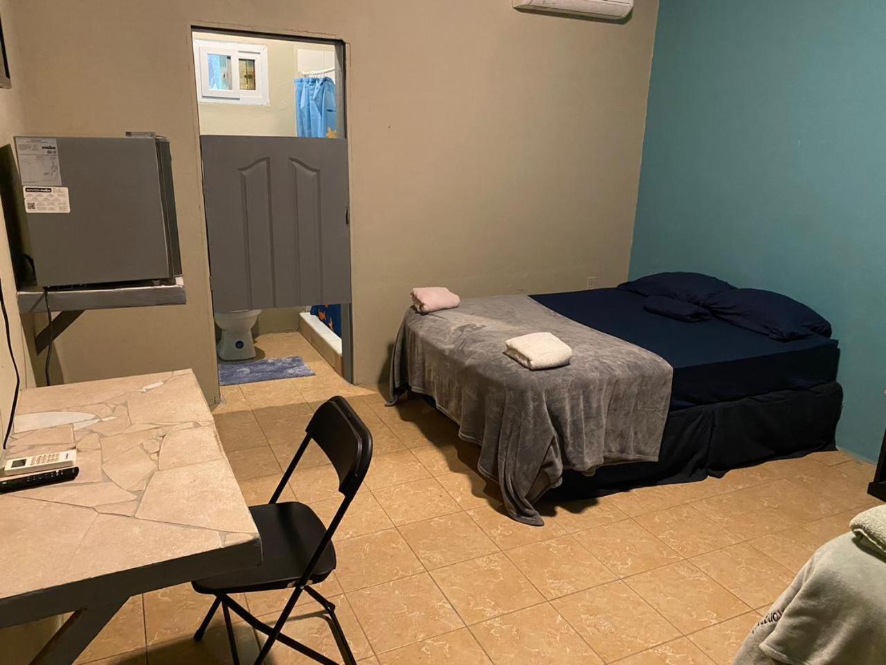 Airport Inn Roatan Екстериор снимка