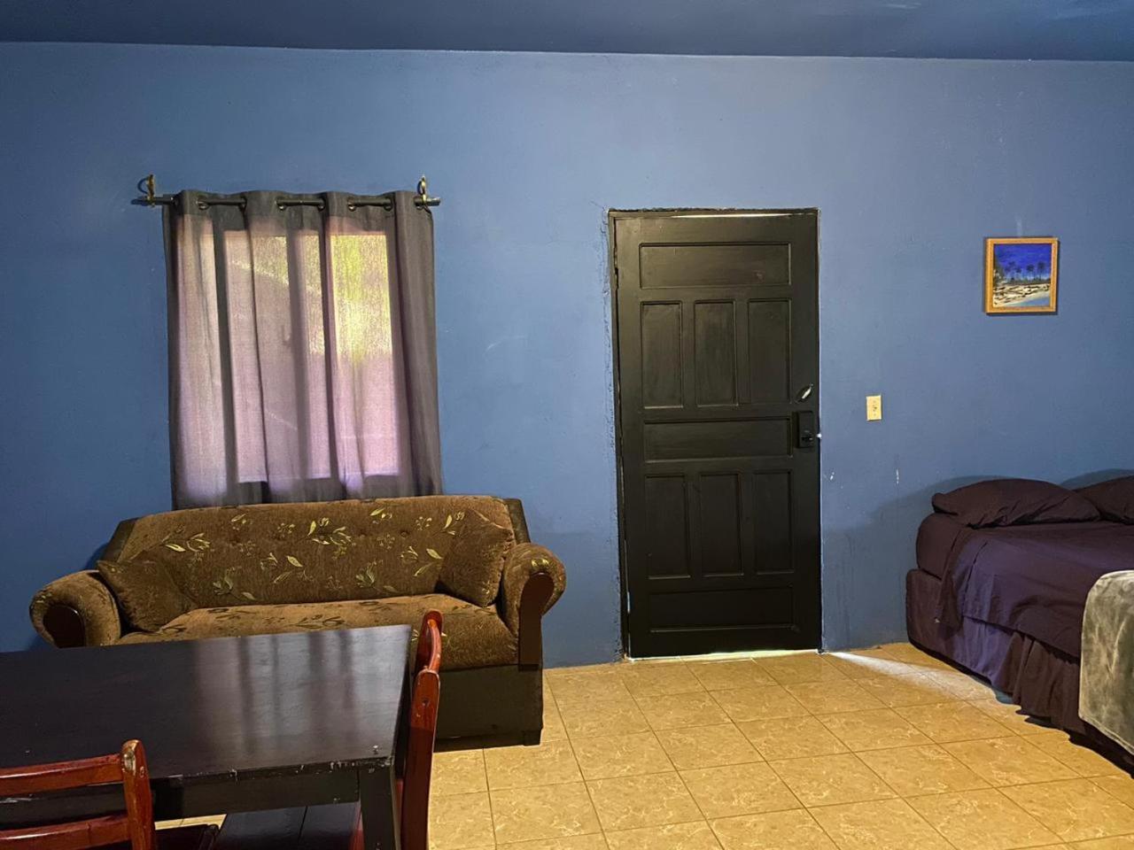 Airport Inn Roatan Екстериор снимка