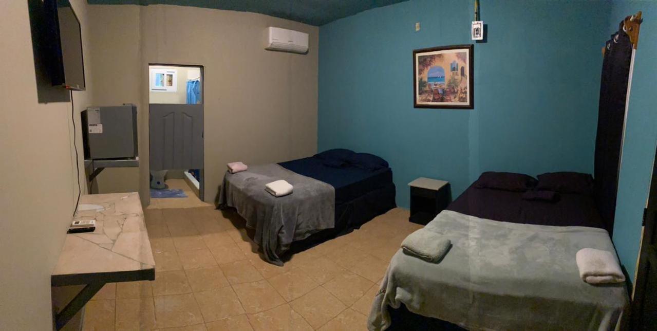 Airport Inn Roatan Екстериор снимка