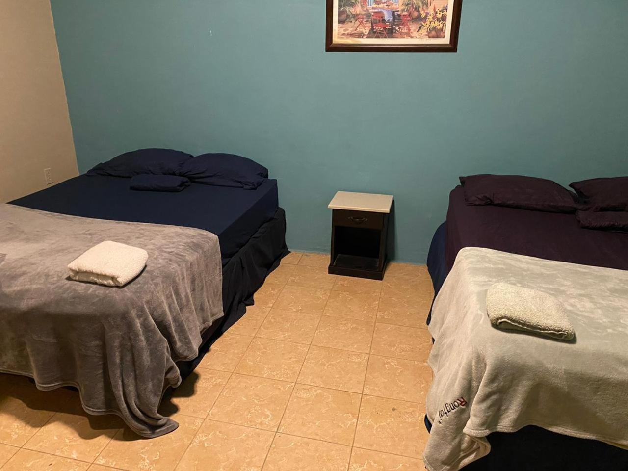 Airport Inn Roatan Екстериор снимка