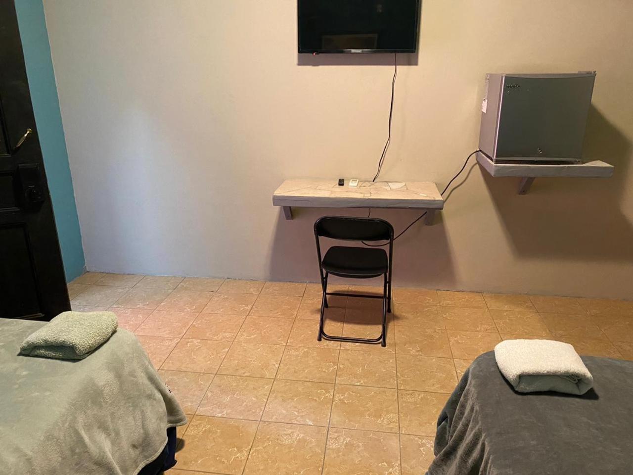 Airport Inn Roatan Екстериор снимка
