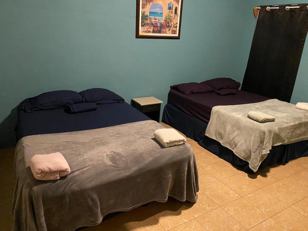Airport Inn Roatan Екстериор снимка
