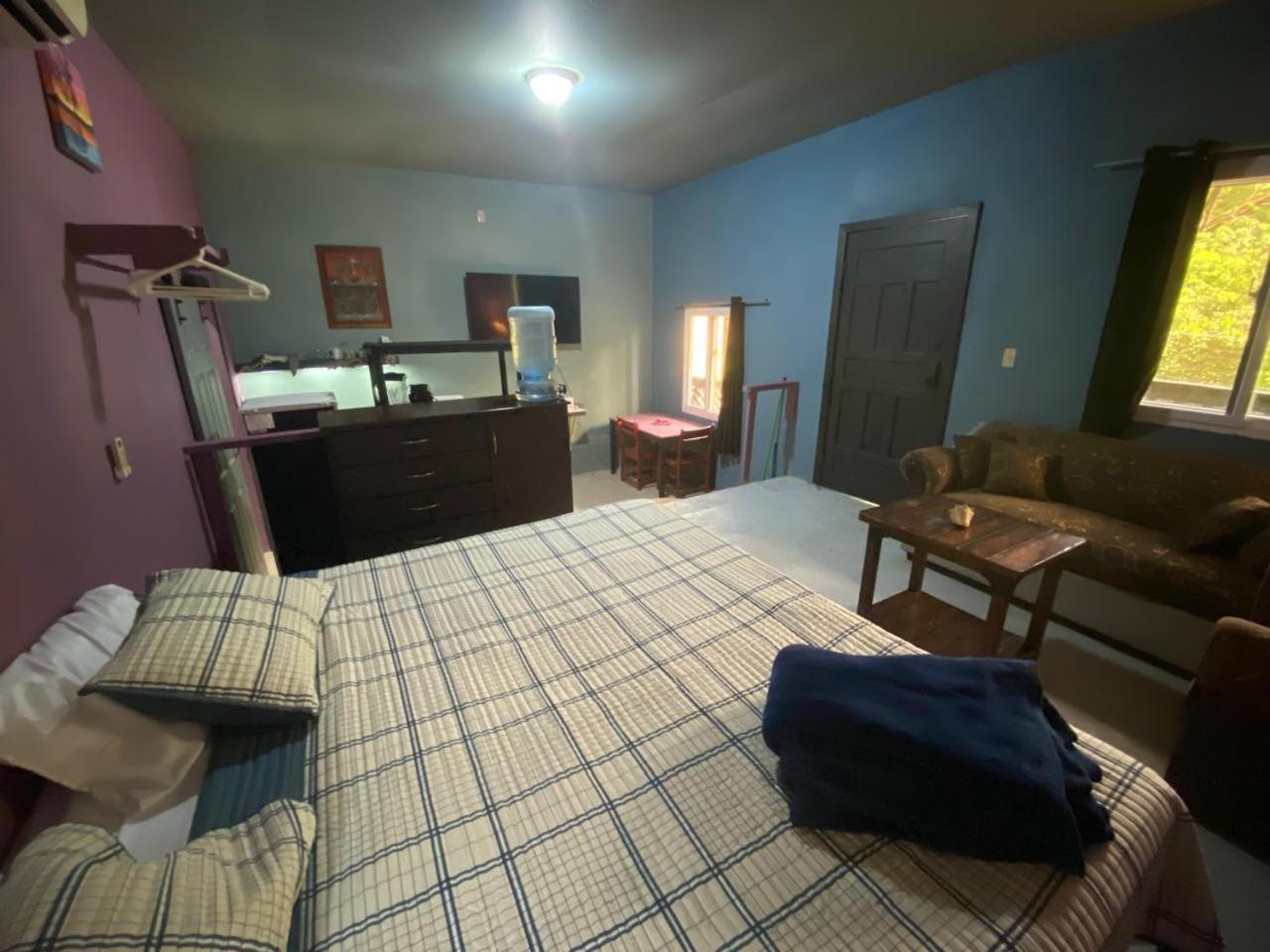 Airport Inn Roatan Екстериор снимка