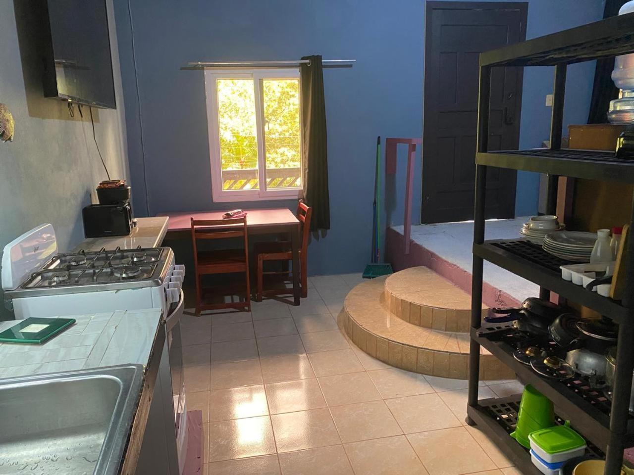 Airport Inn Roatan Екстериор снимка