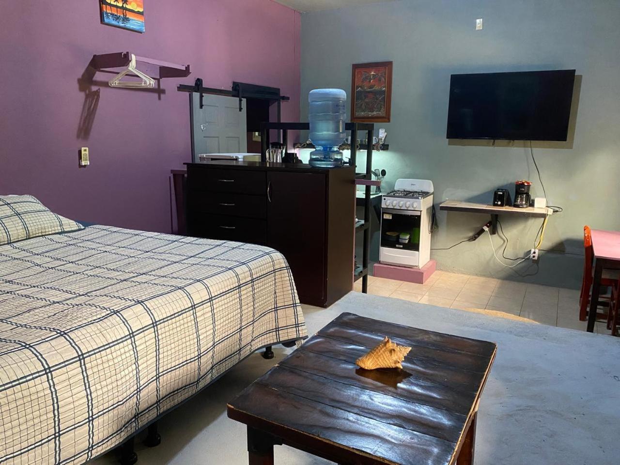 Airport Inn Roatan Екстериор снимка